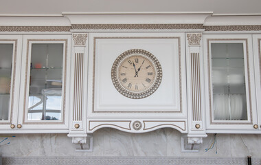 kitchen set with carvings on the facades and carved inserts in white with gray patina
