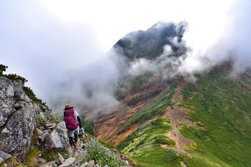 雲に隠れる赤岳