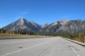 Naklejka premium Highway To The Mountains, Kananaskis Country, Alberta