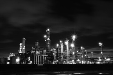 工場の夜景（モノクロ） Factory night view (black and white)