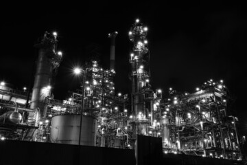工場の夜景（モノクロ） Factory night view (black and white)