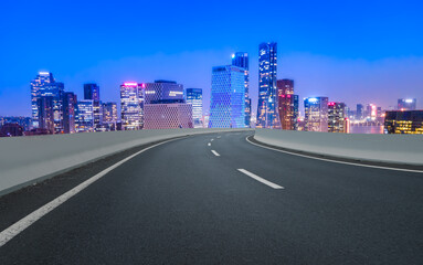 Obraz premium Empty asphalt road and city skyline and building landscape, China.