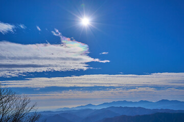 東京都 奥多摩の大岳山の山頂から彩雲と南側の丹沢方面を見る
