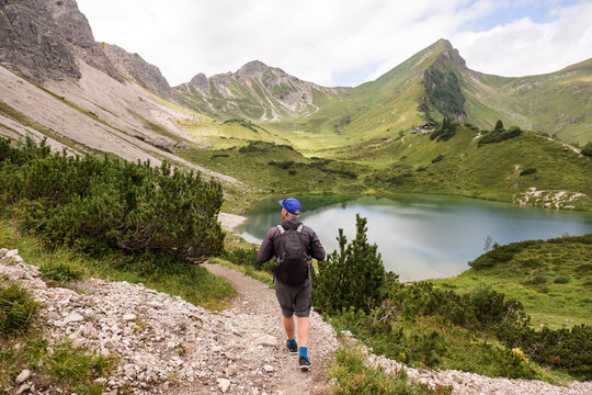 Mann wandert auf de, Saalfelder H&ouml;henweg an der Landsberger H&uuml;tte