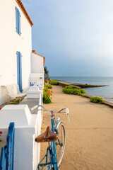Vieux vélo bleu en bord de mer sur les plages de l'île de Noirmoutier en Vendée, France. - obrazy, fototapety, plakaty