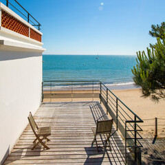 Terrasse en bois en bord de mer, villa vue sur mer.