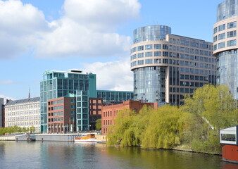 Moderne Bauwerke am Fluss Spree im Stadtteil Moabit, Tiergarten, Berlin