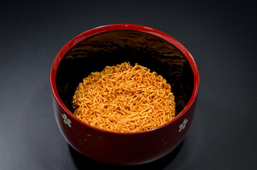 お湯を注ぐ前のインスタントラーメン