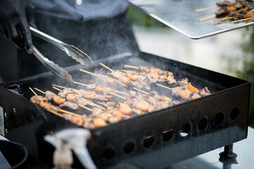 Brochette de calamars sur un barbecue 