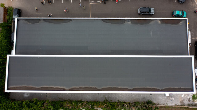 Isolation noir de toiture pour des bâtiments professionnels, photographie en drone