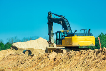 Obraz premium Crawler excavator front view digging on demolition site.