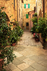 Fototapeta na wymiar narrow street in the village of Pienza in Italy