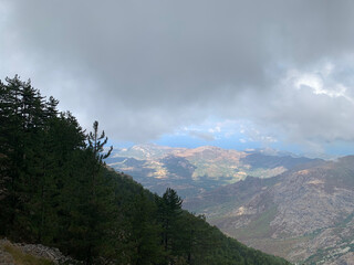 Vue sur la mer en Corse nuages