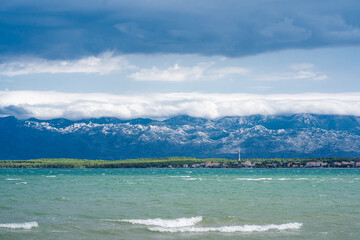 Wakacyjny widok na morze i góry w Chorwacji