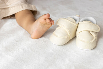 座っている赤ちゃんの足とベビーシューズ(1歳2か月、女の子、日本人)