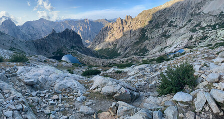 Montagnes corses avec petit lac GR20 Nord 