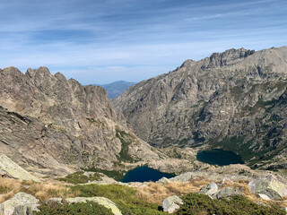 Montagnes corses avec lac sur le GR20