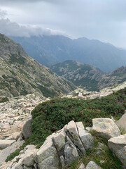 Fototapeta na wymiar Montagnes corses descente vers Vizzavona GR20