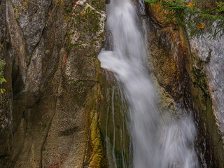 Obraz premium Das Wasser stürzt durch zwei Felsen in die Tiefe