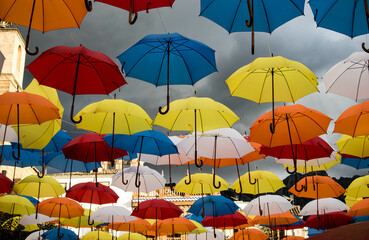 cielo lleno de paraguas multicolor