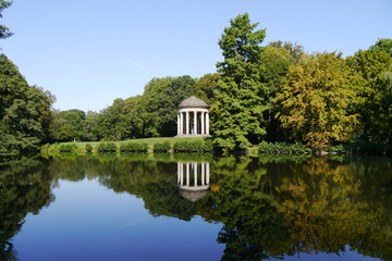 Obraz premium Leibniztempel mit Wasserspiegelung Georgengarten Hannover