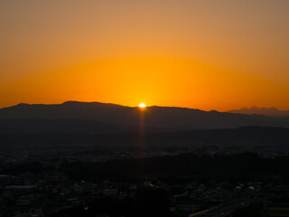 佐久平ハイウェイオアシス・上りエスカレータ出口から見た美ヶ原に沈む夕日