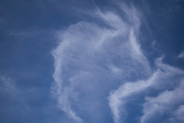 Cielo azul con nubes dispersas.
