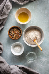 Obraz na płótnie Canvas vista superior de cuencos con ingredientes para preparar pan o repostería integral con semillas