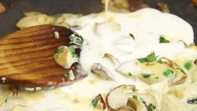  c&egrave;pes de Bordeaux, ail, persil et cr&egrave;me cuisant dans une po&ecirc;le