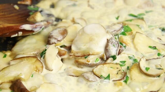  c&egrave;pes de Bordeaux, ail, persil et cr&egrave;me cuisant dans une po&ecirc;le