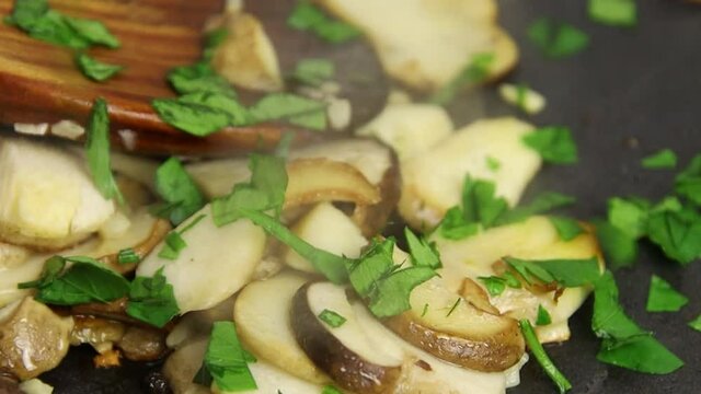 c&egrave;pes de Bordeaux, ail et persil cuisant dans une po&ecirc;le