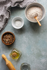 vista superior de ingredientes en cuencos para la preparación de crackers  o pan integral de semillas, con espacio en blanco
