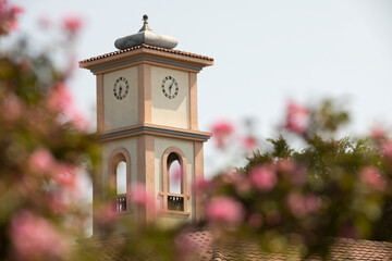 Morning view of the landmark public clock tower of downtown Tulare, California, USA. - obrazy, fototapety, plakaty