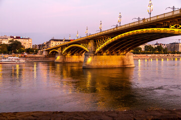 Fototapeta na wymiar Budapest bei Nacht, Abendstimmung, am Fluss Donau in Ungarn