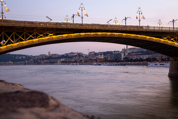 Budapest bei Nacht, Abendstimmung, am Fluss Donau in Ungarn