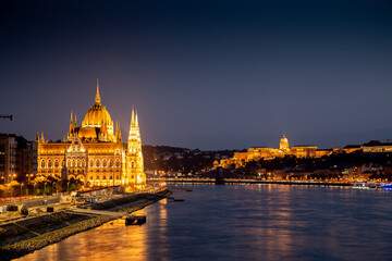Fototapeta na wymiar Budapest und Donau in der Nacht