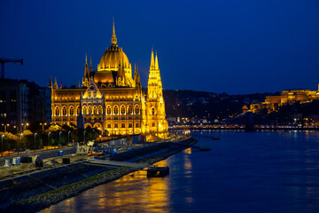 Fototapeta na wymiar Budapest bei Nacht am Fluss Donau im Sommer