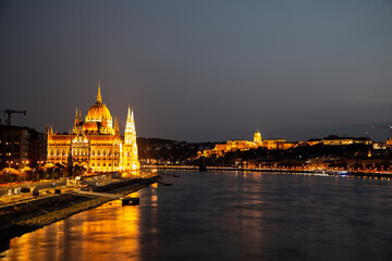 Donau in Budapest, Ungarn, bei Nacht mit Parlamentsgebäude 