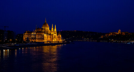 Fototapeta na wymiar Donau in Budapest, Ungarn, bei Nacht mit Parlamentsgebäude 