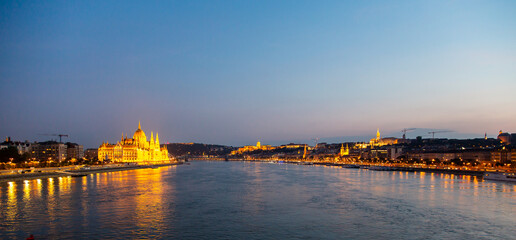 Fototapeta na wymiar Donau in Budapest, Ungarn, bei Nacht mit Parlamentsgebäude 