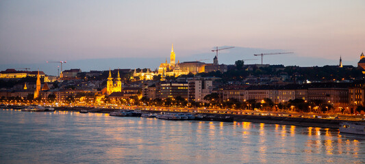 Donau in Budapest, Ungarn, bei Nacht mit Parlamentsgebäude 
