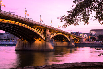 Fototapeta na wymiar Margaretenbrücke in Budapest, Blaue Stunde, Donau, romantisch