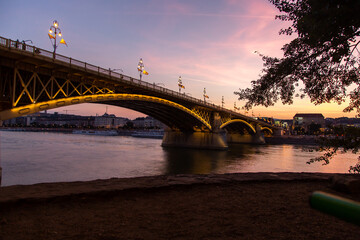 Margaretenbrücke in Budapest, Blaue Stunde, Donau, romantisch