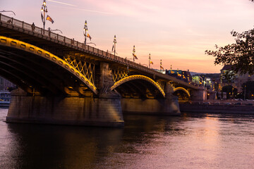 Obraz na płótnie Canvas Margaretenbrücke in Budapest, Blaue Stunde, Donau, romantisch