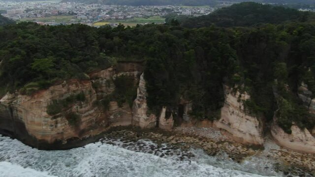 曇天の断崖絶壁の空撮（ささき浜）