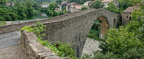 Fototapeta na wymiar pont du diable Roquebrun