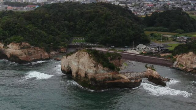 曇天の断崖絶壁の空撮（ささき浜）