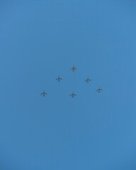 青空にトライアングルの編隊を作る戦闘機