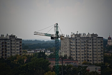  Budowa . Duży dźwig ( żuraw ) budowlany . Big construction crane. 