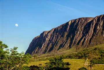 Large rock wall, from the Serra da Canastra park massif, with forest and pastures, sunny day and blue sky, São Roque de Minas, Minas Gerais, Brazil © Raphael
